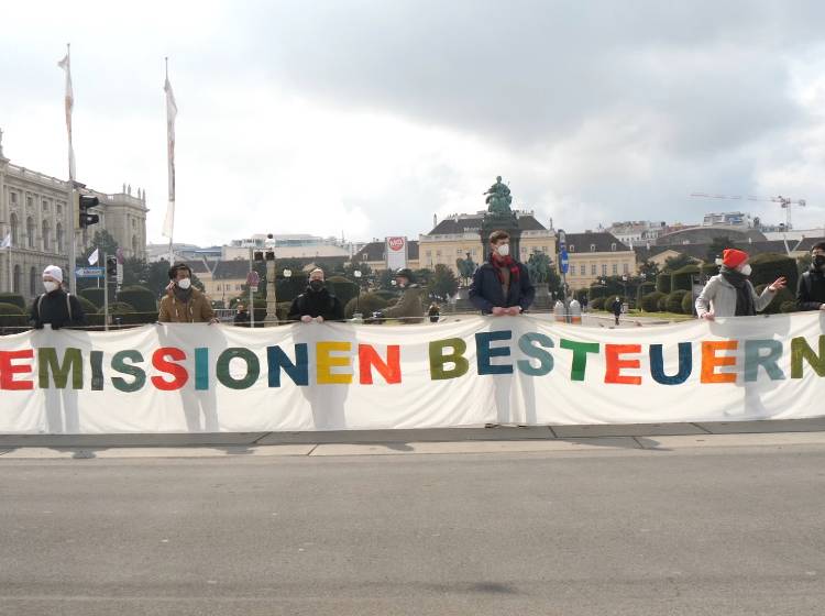 Klimaschützer protestieren am Ring