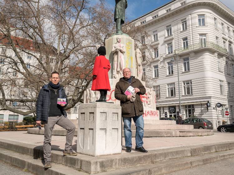 Mädchen mit rotem Mantel vor Lueger-Denkmal