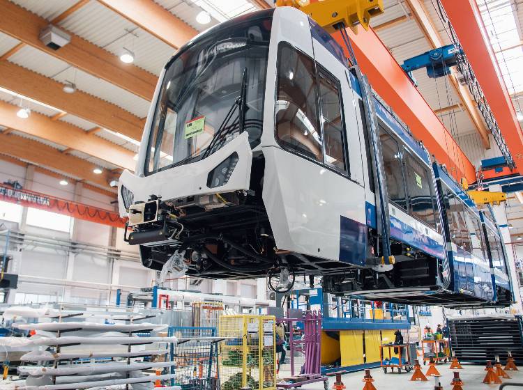 W24-Bezirksflash: Neue Badner Bahn biegt in die Zielgerade