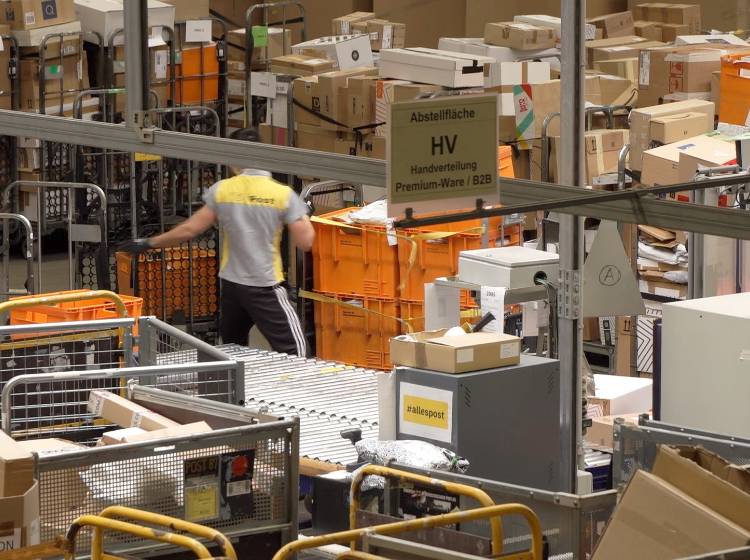 Im Paketzentrum laufen die Bänder heiß