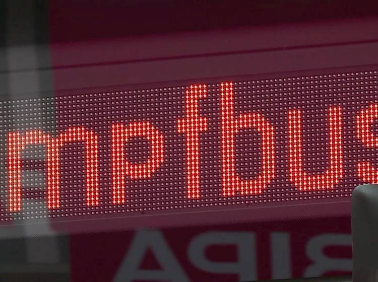 Zwei Impfbusse mit Kurs auf Jugendliche