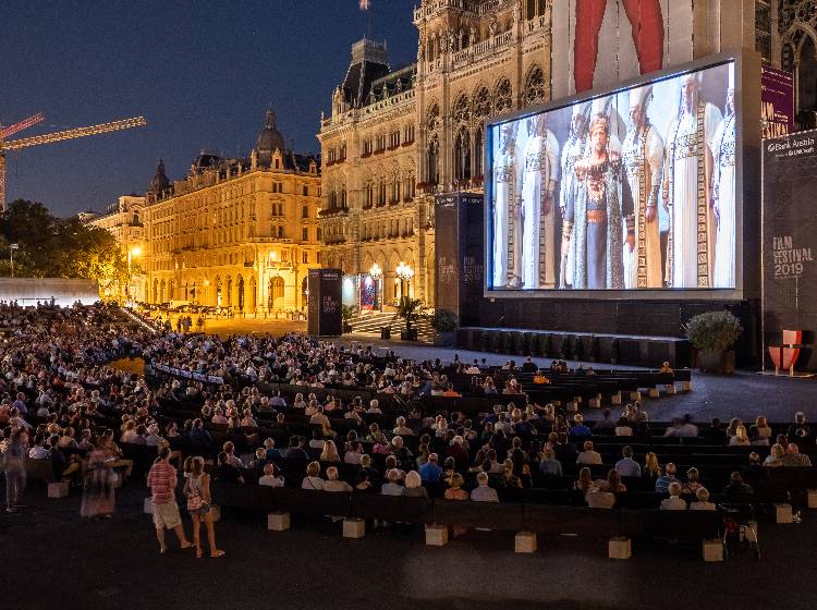 Filmfestival am Rathausplatz mit Ukraine-Benefiz