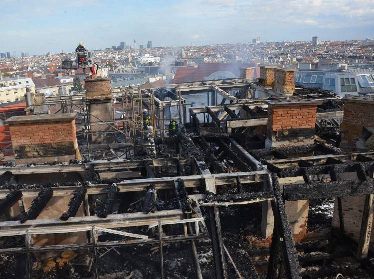 Bezirksflash: Dachbrand löst Großeinsatz aus