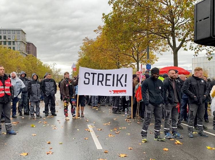 Bezirksflash: Metaller-Demo sorgt für Stau