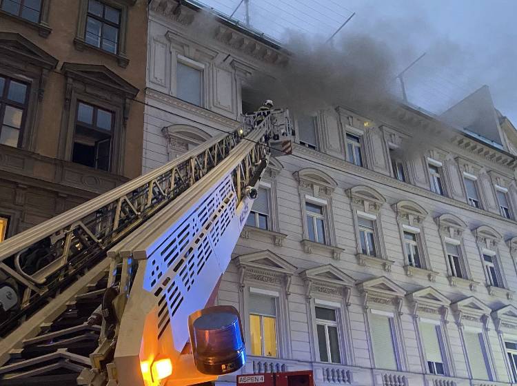 Bezirksflash: Brand in Obdachlosenheim
