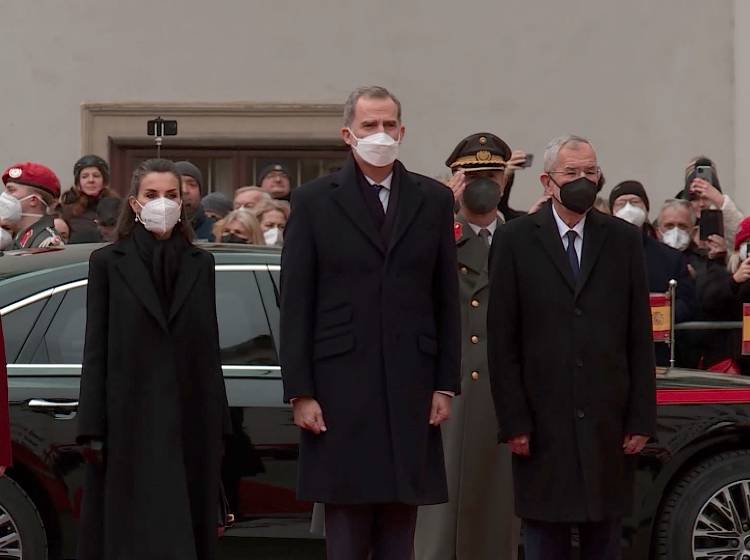 Spaniens König mit militärischen Ehren empfangen