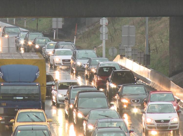 Kilometerlanger Stau nach Unfall auf der A4