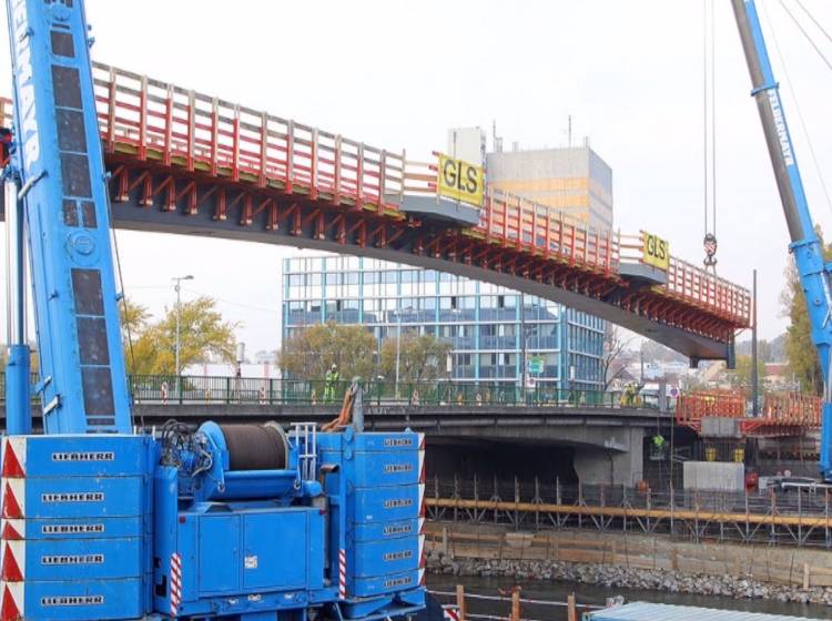Bezirksflash: Staugefahr bei Brückenbaustelle