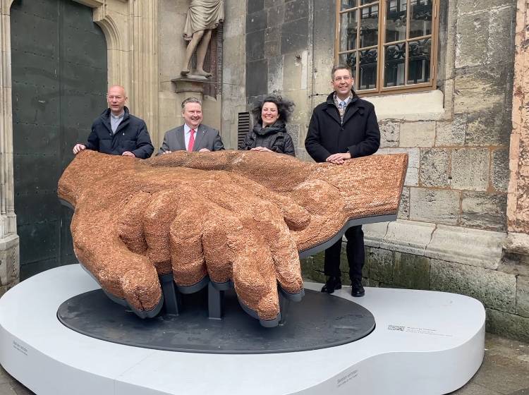 Skulptur aus einer Million 1-Cent-Münzen enthüllt