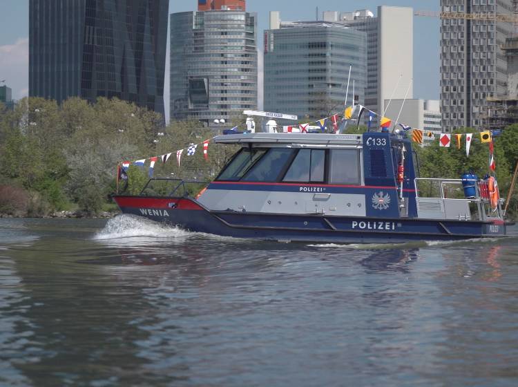 Neues Polizeiboot auf Namen "Wenia" getauft