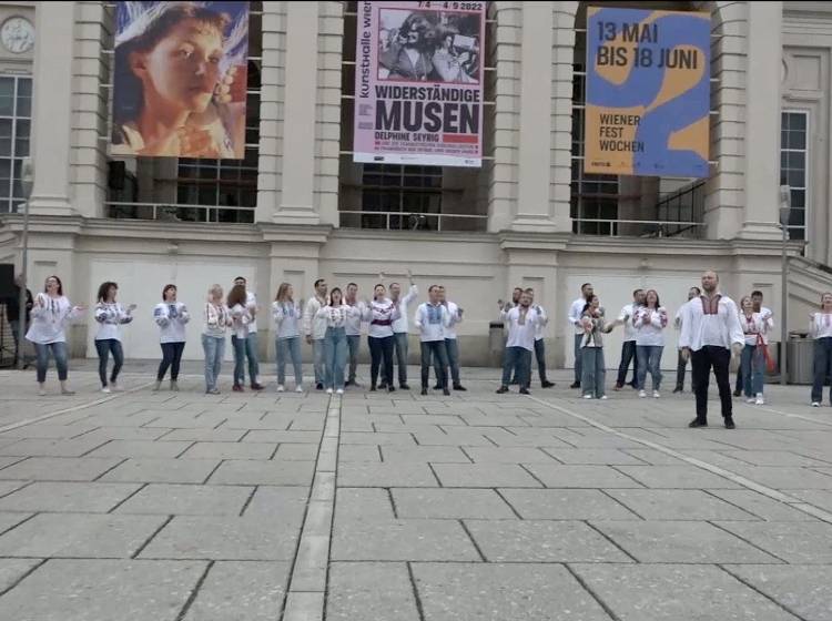Bezirksflash:  Flashmob für die Ukraine im MQ