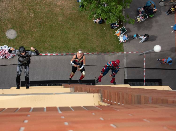 Wonder Woman überrascht Patient*innen