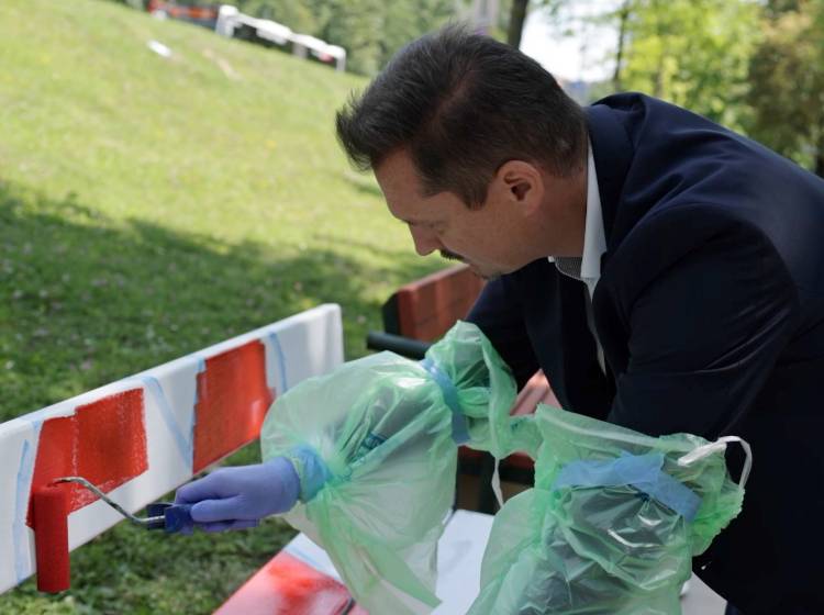 Bezirksflash: Bunte Bänke im Volkspark-Laaerberg