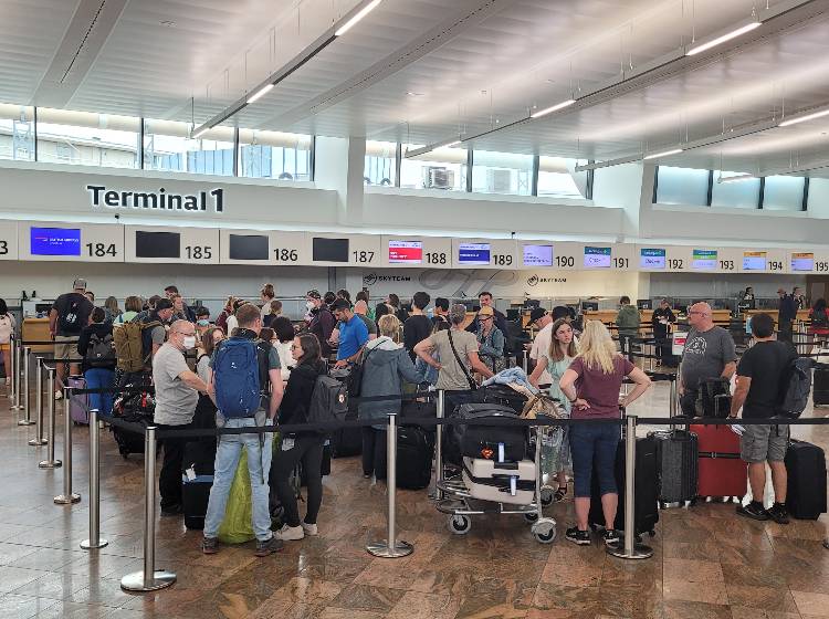 Flughafen: AK berät bei Reise-Problemen