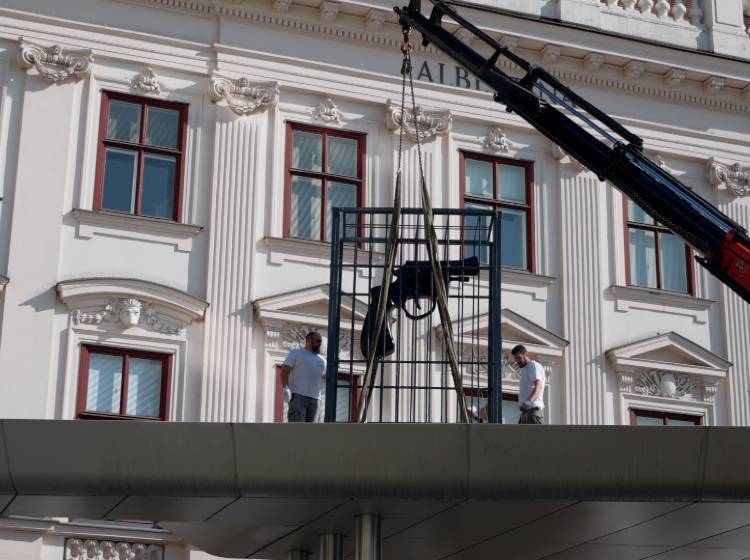 Riesen-Revolver auf die Albertina gehievt