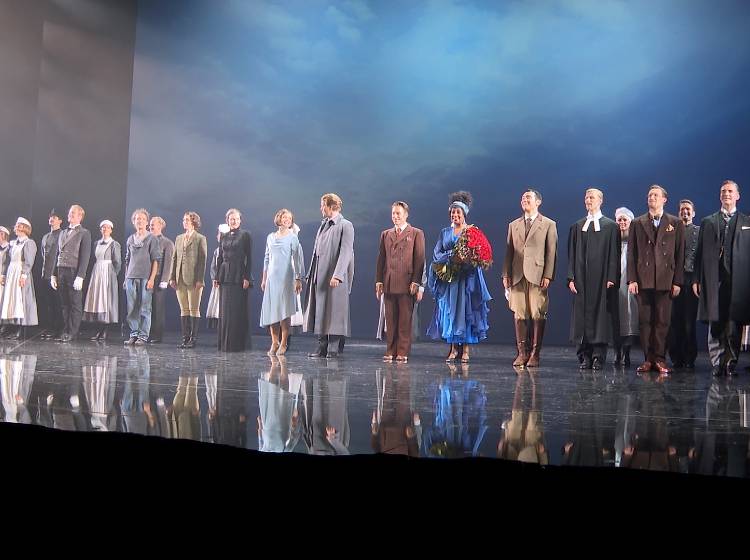 REBECCA feiert Premiere