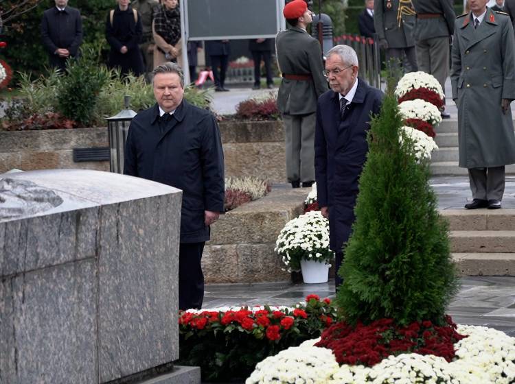 Kranzniederlegung am Zentralfriedhof