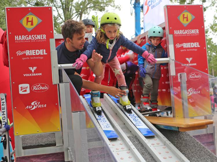 Bezirksflash: Kinder-Skispringen im Stadion