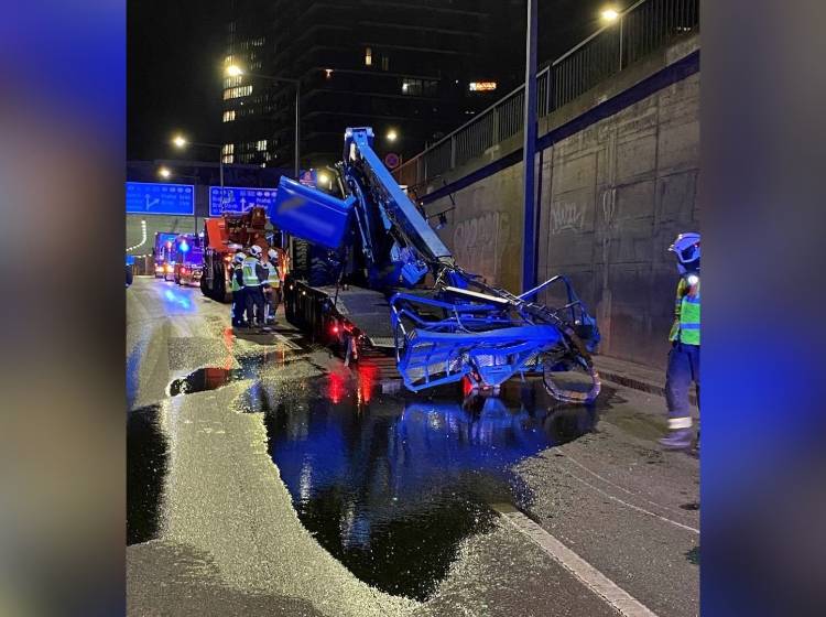 Bezirksflash: LKW kracht gegen Stadionbrücke