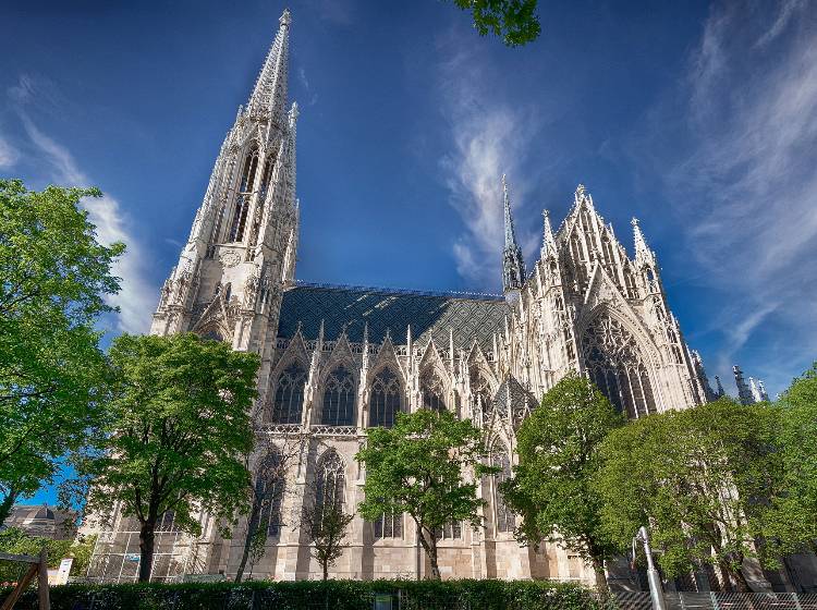 Fassade der Votivkirche wird vom Gerüst befreit