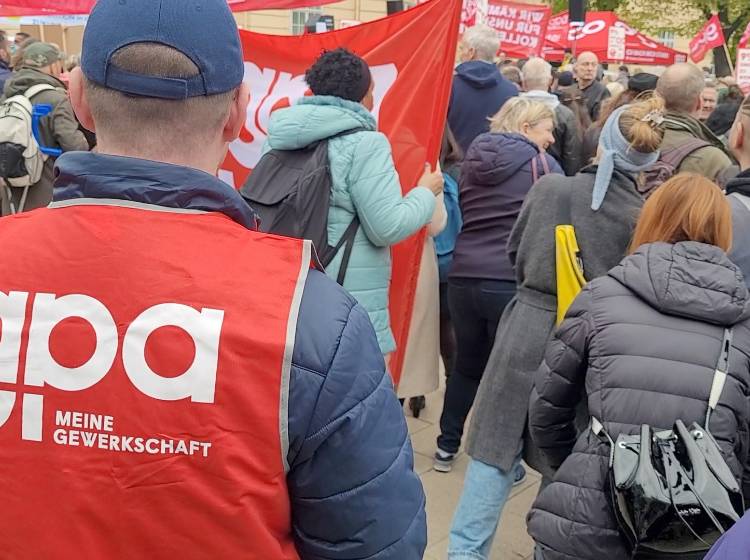 Bezirksflash: Gewerkschafts-Demo in Mariahilf