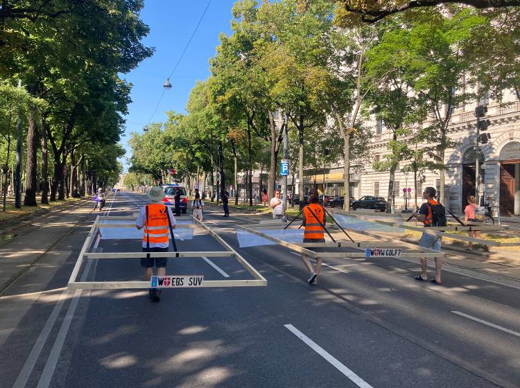 Klimaprotest mit "Gehzeugen" am Ring