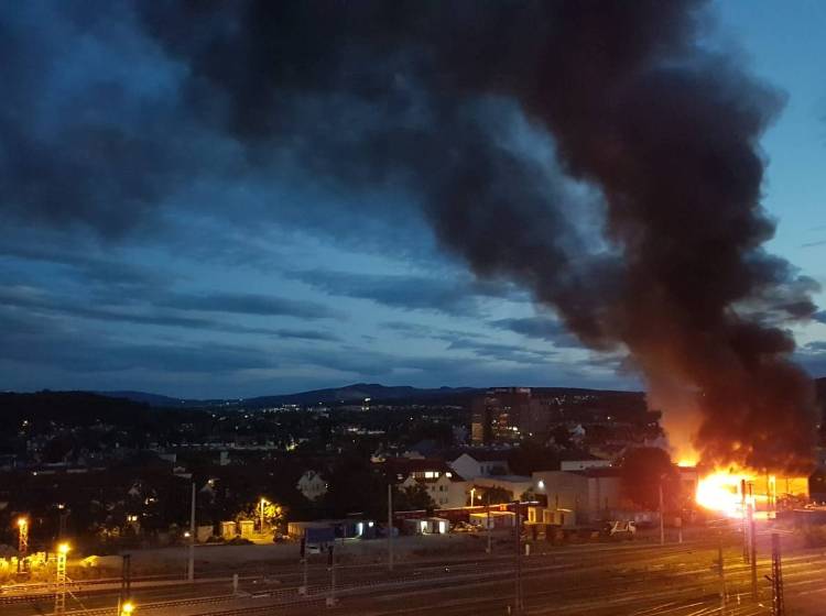 Bezirksflash: Rauchsäule nach Brand in Mülllagerhalle in Penzing