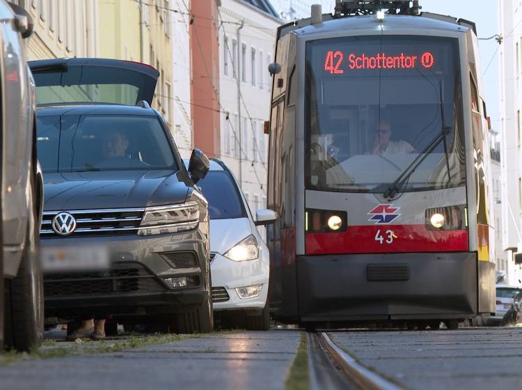 Vorrang für Bim: Strafen für Öffi-Blockierer