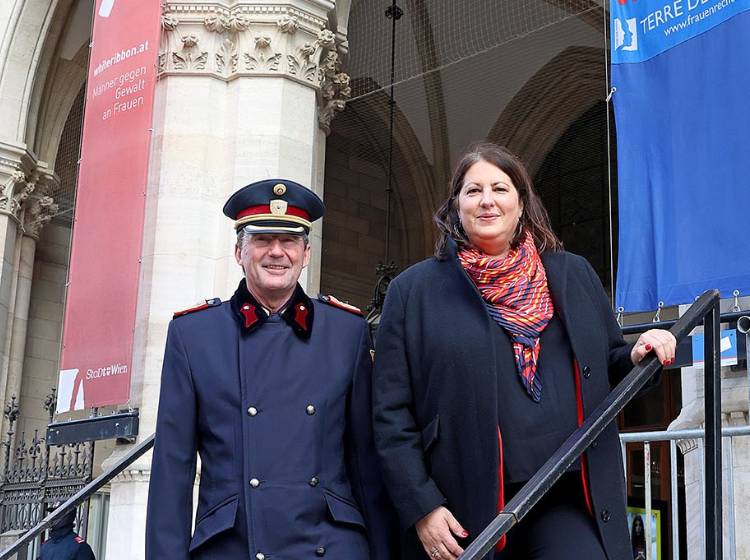 Fahne gegen Gewalt gegen Frauen am Rathaus