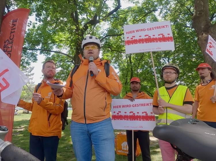Fahrradbot*innen: Demo für mehr Lohn