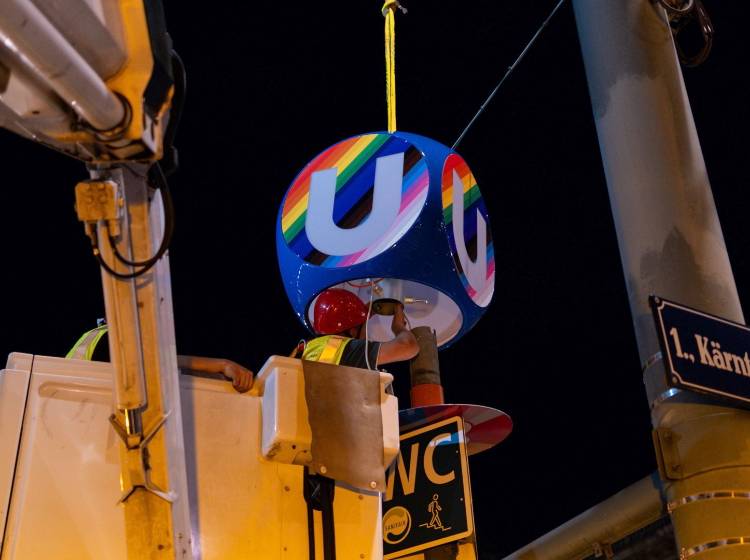 Bezirksflash: Regenbogen-U-Bahn-Würfel am Karlsplatz