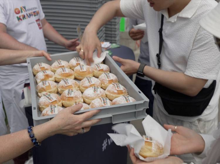 Gaymeindebau-Krapfen verteilt