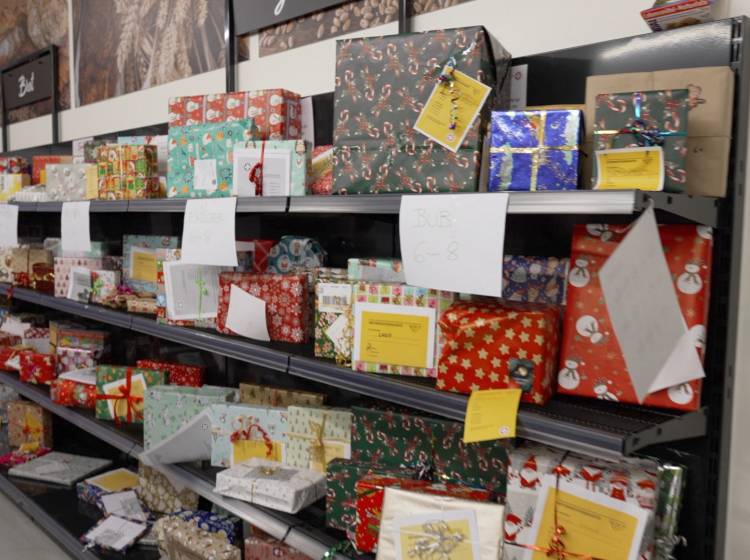 Bürgermeister und Weihnachtsmann verteilen Geschenke