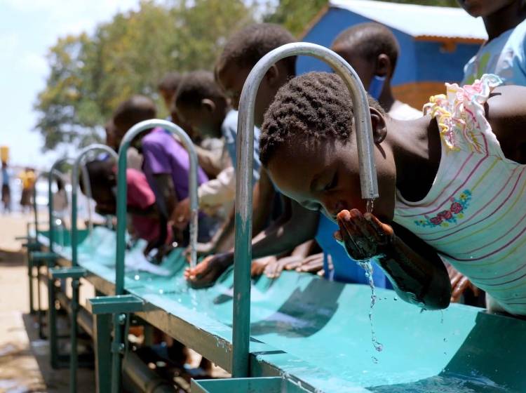 Scheckübergabe am Twin City Liner – am Wasser und für Wasser