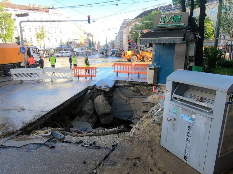 Quellenplatz: Rohrbruch sorgt für Straßenbahnstörung