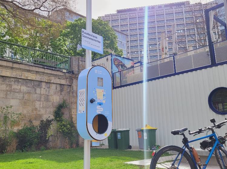 Bezirksflash: Sonnencreme-Spender am Donaukanal