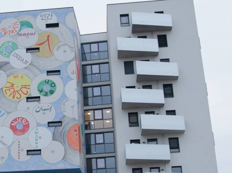 „Be A Mensch“: Lesung zur Wandmalerei am Willi-Resetarits-Hof