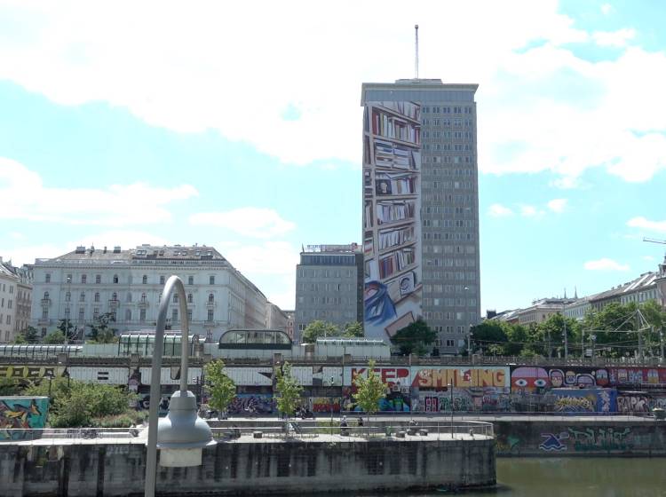 Ringturm erscheint als Bibliothek: Krakauer Künstler verhüllt Gebäude
