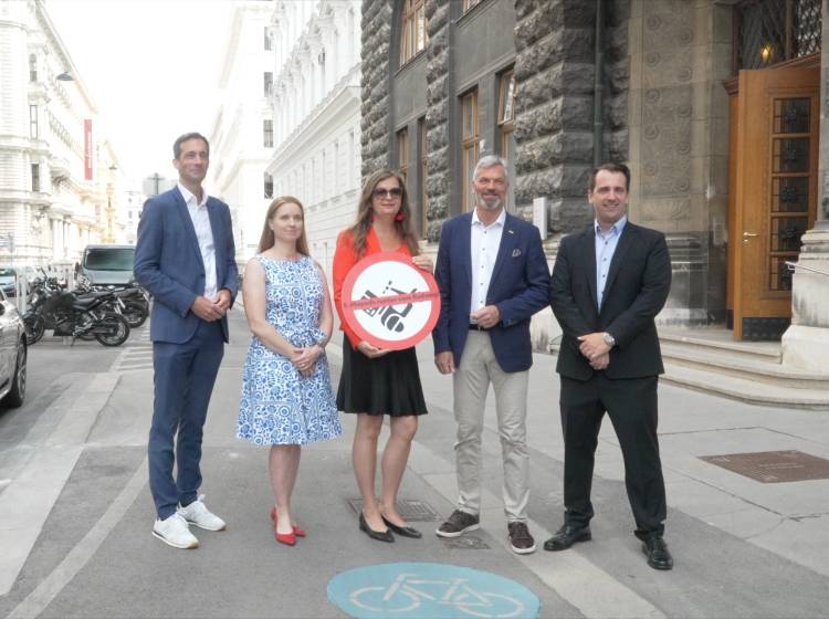 Stadt will E-Mopeds runter von Radwegen