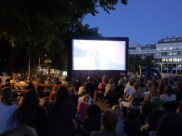 Freiluft-Kino vor der Karlskirche