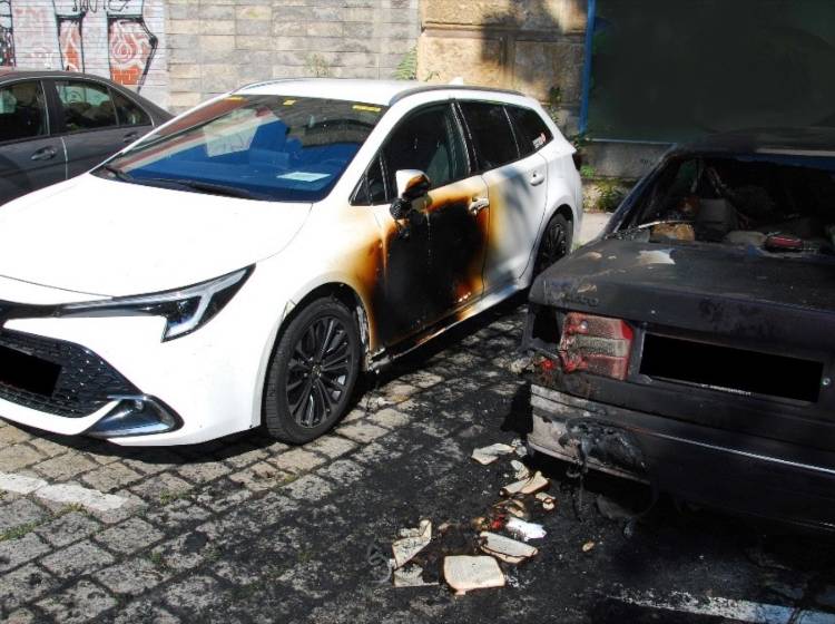 Auto mit brennender Bücherkiste in Brand gesteckt