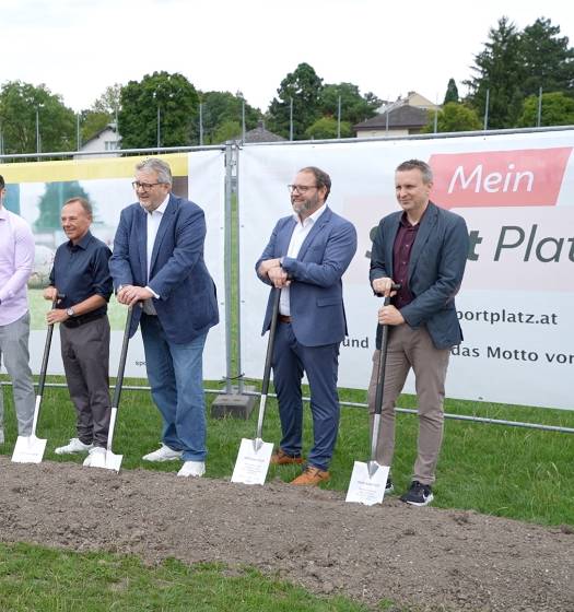Wiens erster Sportplatz mit Mais-Kunstrasen