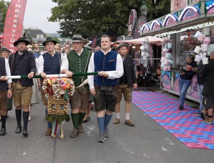 Neustifter Kirtag: Eröffnung mit Dirndln, Lederhosen und Hauerkrone