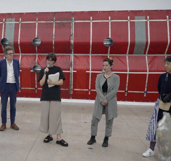 June, John und Bow-Wow in der Secession