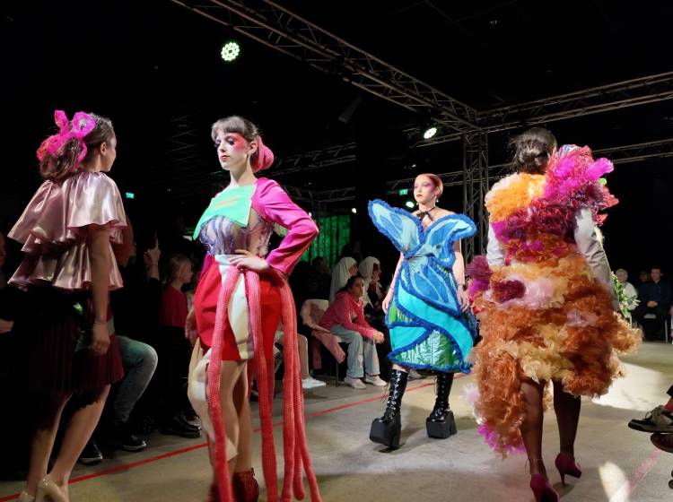 Junge Modedesigner*innen zeigen Couture