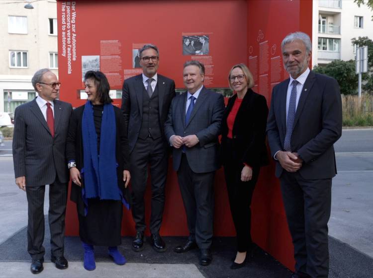 Bezirksflash: Stele erinnert an Südtirols Autonomie