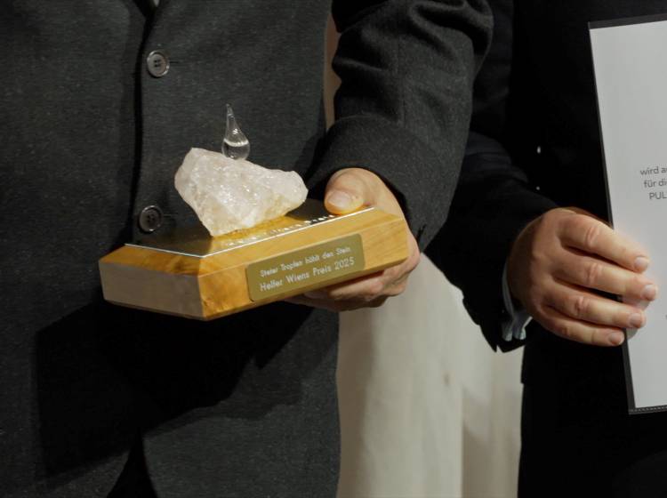 Helfer Wiens vor den Vorhang