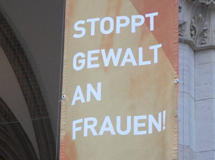 16 Tage gegen Gewalt an Frauen: Fahnen am Rathaus gehisst