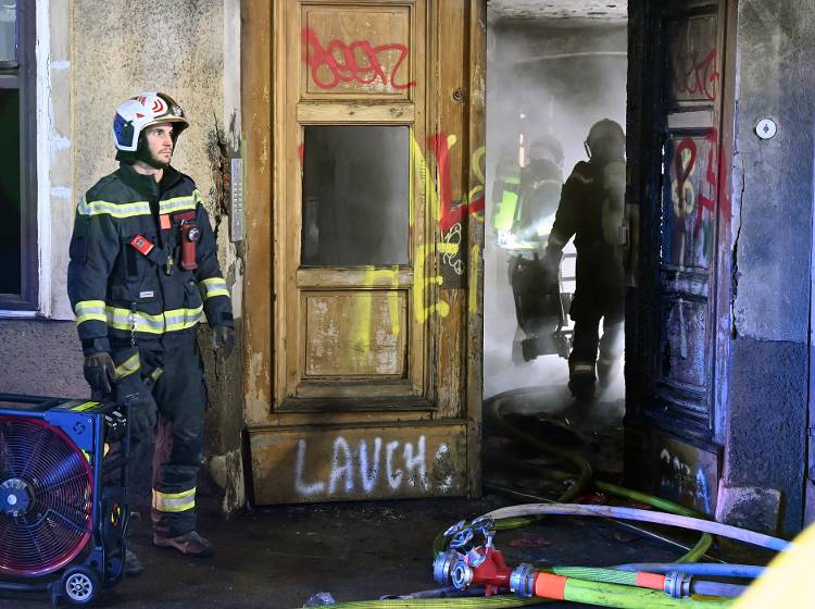 Hernals: Ein Toter bei Feuer in Mehrparteienhaus