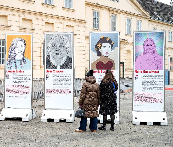 Russische Frauen gegen den Krieg: Neue Installation am MQ-Vorplatz